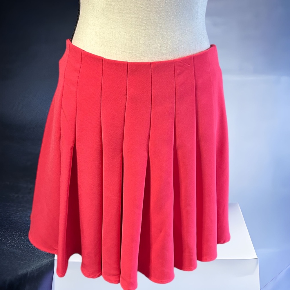 Attention pleated flair szipper skirt
Size: M Great Condition